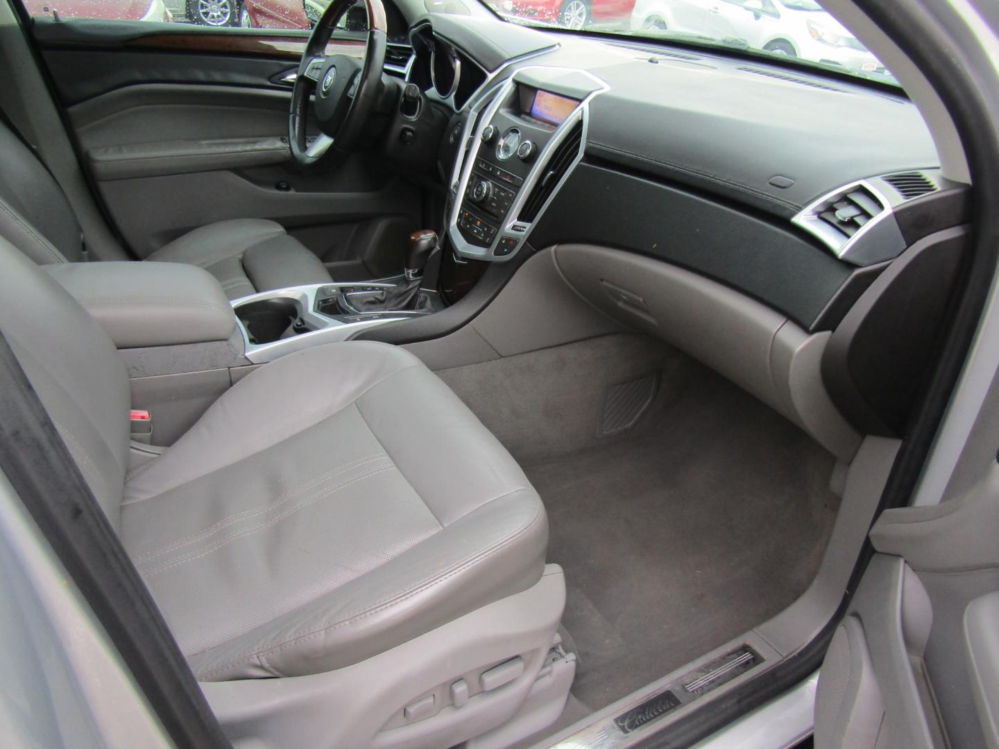 2011 Silver /Gray Cadillac SRX Luxury Collection (3GYFNAEY6BS) with an 3.0L V6 DOHC 24V engine, Automatic transmission, located at 15016 S Hwy 231, Midland City, AL, 36350, (334) 983-3001, 31.306210, -85.495277 - Photo#9
